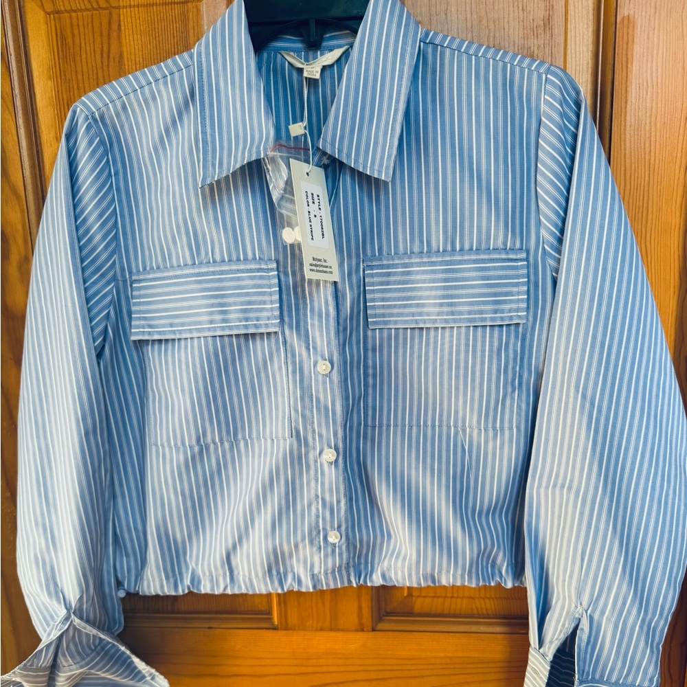SIM & Sam cropped Blue Striped Button-Up Shirt. NWT
